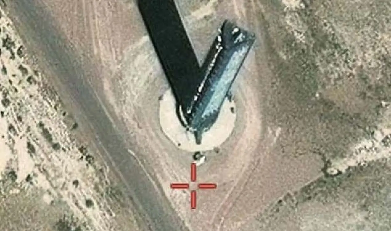 Imagens do Google Earth Mostram Torre Negra Misteriosa na Área 51