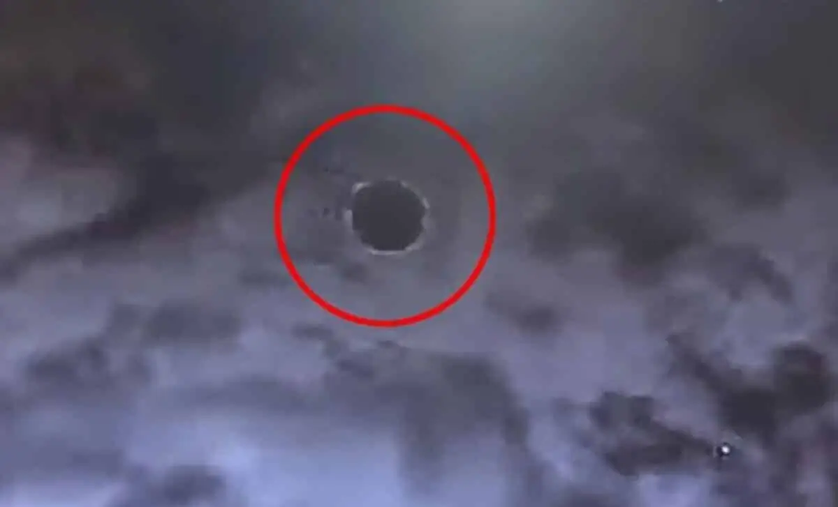 Em um comunicado inovador, o Exército dos EUA revelou imagens impressionantes de um objeto voador não identificado (OVNI) em forma de disco