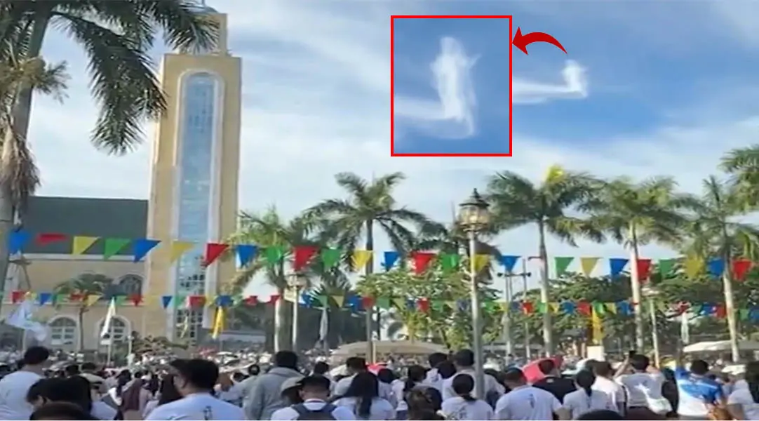 Multidão de fiéis fica atônita quando 'Jesus' aparece nas nuvens.