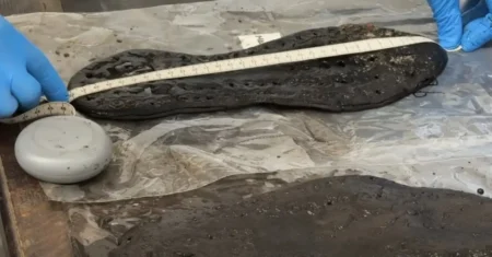 Sapatos Romanos Gigantes: O Mistério de 2.000 Anos que Intriga Arqueólogos na Inglaterra